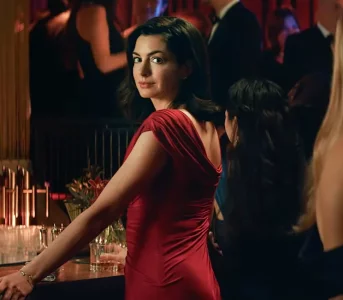 Anne Hathaway inbsp;Dakotę Johnson połączyła czerwona sukienka. Wnbsp;nowym thrillerze ma ukryte znaczenie