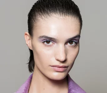 Fiolet nanbsp;powiekach jeszcze nigdy nie był tak elegancki. Nowy odcień zdominuje trendy beauty