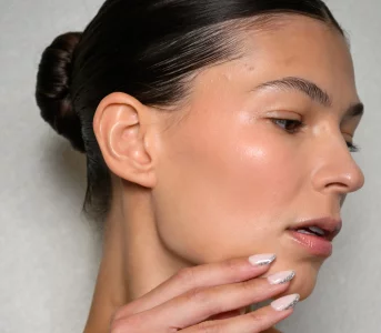 Koniec ery różu? Anti-blush to trend dla miłośniczek naturalnego makijażu